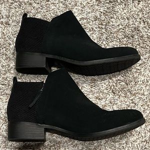 Toms Deia Suede Bootie. Black. Size 9.5
